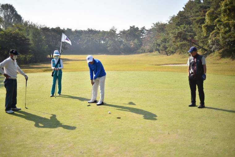 Des golfeurs à Nampho, en Corée du Nord, le 20 octobre 2022. ( AFP / KIM WON JIN )