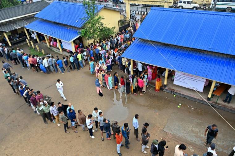 Des électeurs attendent pour voter lors de la troisième phase des élections générales, le 7 mai 2024 à Guwahati, en Inde ( AFP / Biju BORO )