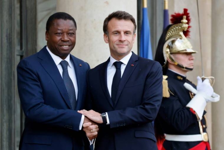 Le président Emmanuel Macron (d) accueille son homologue togolais Faure Gnassingbé à l'Elysée, le 10 mai 2023 à Paris ( AFP / Ludovic MARIN )