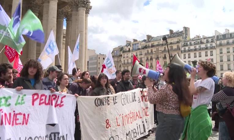 Manifestation de jeunes propalestiniens devant le Panthéon à Paris