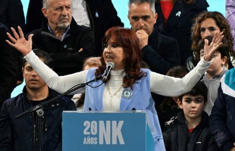 La vice-présidente argentine Cristina Kirchner (centre-gauche) lors d'un discours à Buenos Aires, en Argentine, le 25 mai 2023 ( AFP / Luis ROBAYO )