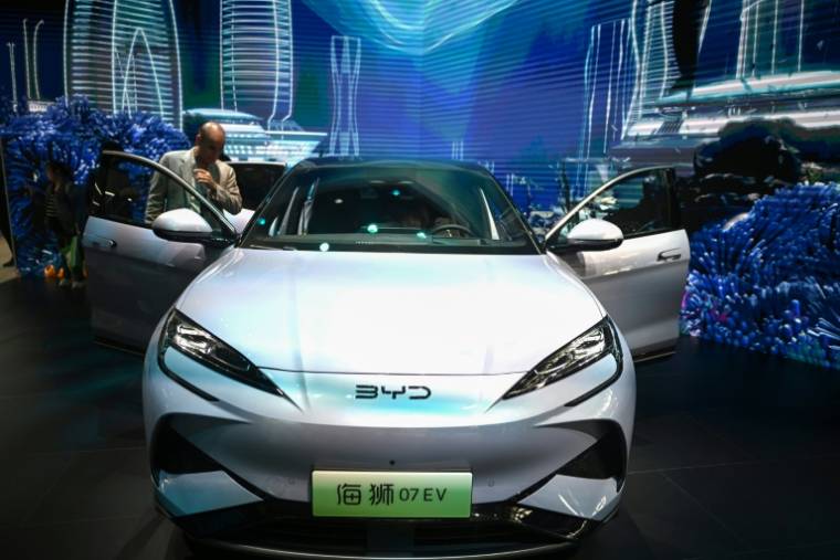 Une voiture électrique BYD 07 EV exposée au Salon automobile Auto China, le 25 avril 2024 à Pékin ( AFP / Pedro Pardo )