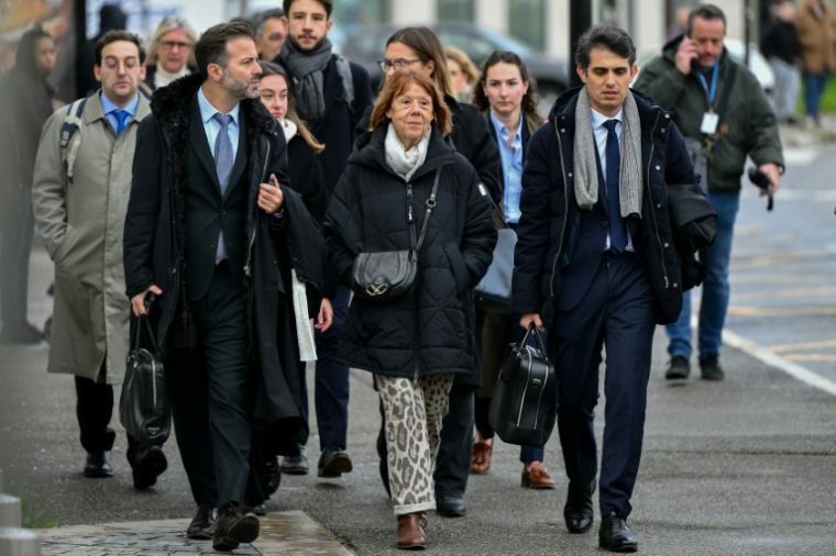 Gisèle Pelicot (c) arrive avec ses avocats Antoine Camus (g) et Stephane Babonneau (d) au tribunal d'Avignon, le 20 novembre 2024 ( AFP / Christophe SIMON )