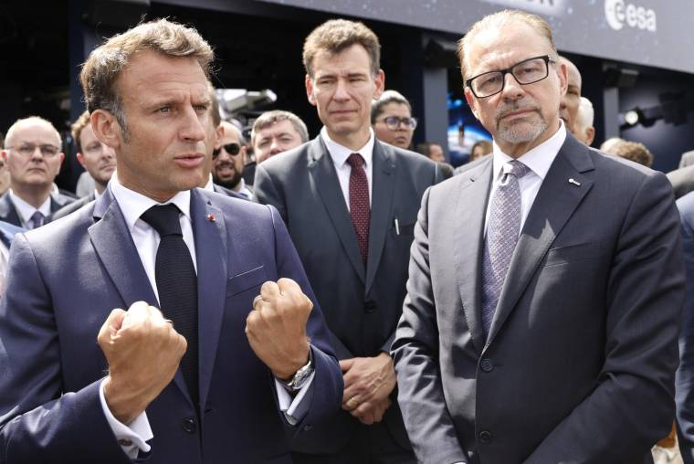 Emmanuel Macron ce lundi 19 juin, au Salon aéronautique du Bourget (Seine-Saint-Denis). ( POOL / LUDOVIC MARIN )
