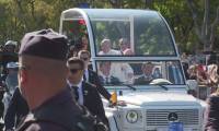 Le pape François remonte en "papamobile" l'avenue du Prado à Marseille