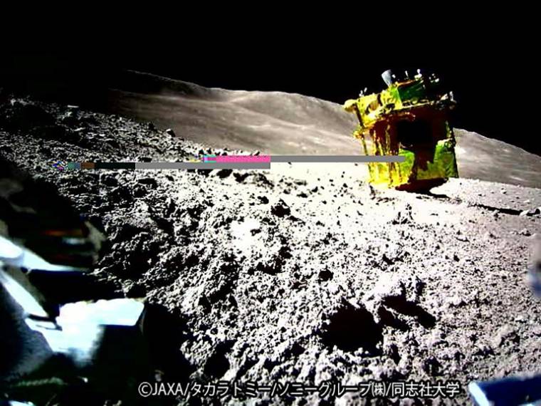 Photo publiée le 25 janvier 2024 par l'Agence spatiale japonaise Jaxa montrant  une image de la surface lunaire transmise par la sonde Sora-Q après l'atterrissage du module SLIM sur la Lune, le 20 janvier 2024 ( JAPAN AEROSPACE EXPLORATION AGENCY (JAXA) / Handout )