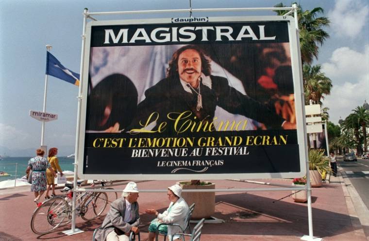 L'affiche du film de Jean-Paul Rappeneau "Cyrano de Bergerac", avec Gérard Depardieu dans le rôle-titre, à Cannes le 15 mai 1990 ( AFP / JULIEN )