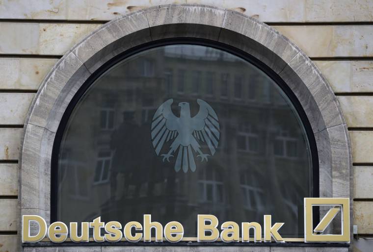 DES INVESTISSEURS DE DEUTSCHE BANK RÉCLAMENT UN PLAN DE SUCCESSION