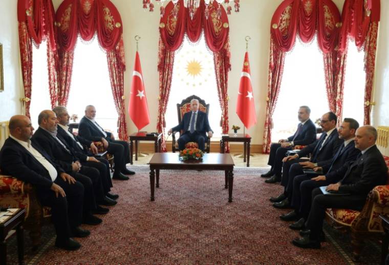 Photo transmise par la présidence turque le 20 avril 2024 montrant le président turc Recep Tayyip Erdogan (C) présidant une rencontre avec le chef du Hamas, Ismaïl Haniyeh (4eG), et sa délégation lors d'une rencontre à Istanbul ( TURKISH PRESIDENTIAL PRESS SERVICE / Handout )