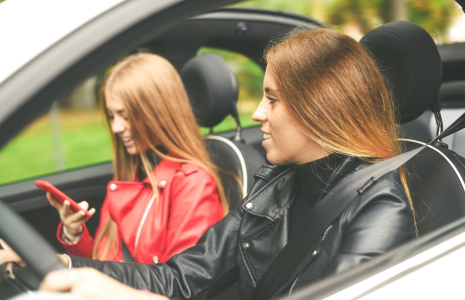 Avant de vous lancer dans l’achat d’une voiture sans permis, étudiez les caractéristiques des modèles les plus courus. ( crédit photo : Shutterstock )