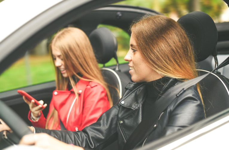 Avant de vous lancer dans l’achat d’une voiture sans permis, étudiez les caractéristiques des modèles les plus courus. ( crédit photo : Shutterstock )