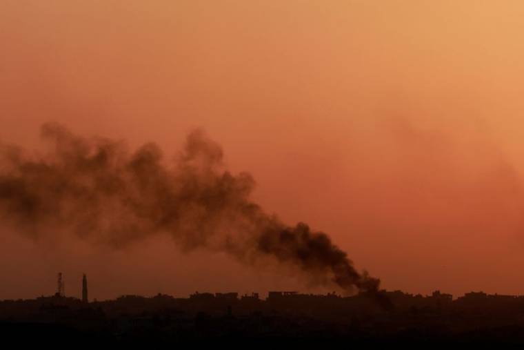 De la fumée s'élève depuis Gaza, vue d'Israël