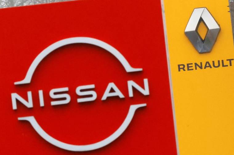 Logos des constructeurs automobiles Nissan et Renault à Étampes