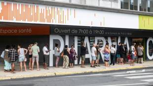 Des gens font la queue devant une pharmacie à Nouméa le 16 mai 2024 ( AFP / Delphine Mayeur )