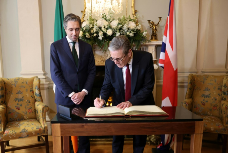 Le Premier ministre britannique Keir Starmer (d) signe le livre des visiteurs aux côtés de son homologue irlandais Simon Harris, à Farmleigh House, le 7 septembre 2024 à Dublin ( POOL / Peter Morrison )