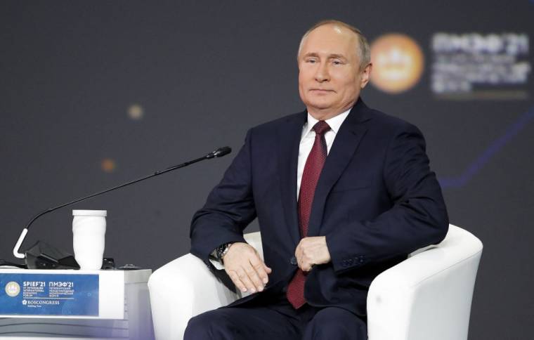 Vladimir Poutine à Saint-Pétersbourg, en Russie, le 4 juin 2021. ( POOL / DMITRY LOVETSKY )