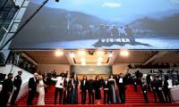Les membres du jury du 77e Festival de Cannes et sa présidente Greta Gerwig (2e g) sur le tapis rouge des marches du Palais des Festivals, le 14 mai 2024 à Cannes ( AFP / LOIC VENANCE )