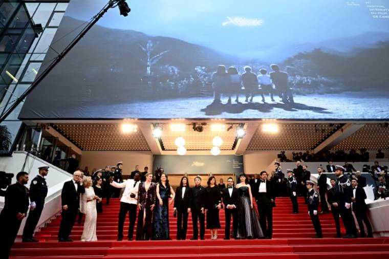 Les membres du jury du 77e Festival de Cannes et sa présidente Greta Gerwig (2e g) sur le tapis rouge des marches du Palais des Festivals, le 14 mai 2024 à Cannes ( AFP / LOIC VENANCE )