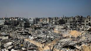 Dans les ruines de la ville de Khan Younès, dans le sud de la bande de Gaza, détruite par les  bombardements israéliens, le 16 avril 2024 ( AFP / - )