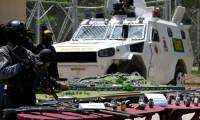 Des armes saisies à la prison de Tocoron exposées lors d'une conférence de presse, le 21 septembre 2023 au Venezuela ( AFP / YURI CORTEZ )