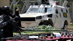 Des armes saisies à la prison de Tocoron exposées lors d'une conférence de presse, le 21 septembre 2023 au Venezuela ( AFP / YURI CORTEZ )