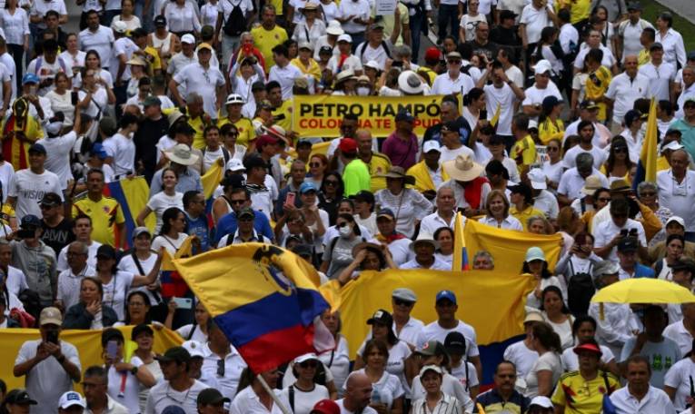 Manifestation contre le gouvernement colombien de gauche de Gustavo Petro, dont la popularité est au plus bas après vingt mois au pouvoir, le 21 avril 2024 à Bogota ( AFP / JOAQUIN SARMIENTO )
