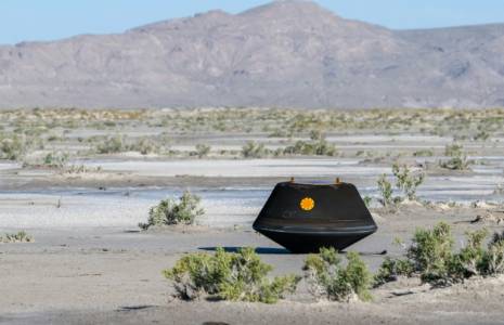 La capsule de la mission Osiris-Rex de la Nasa, contenant un échantillon d'astéroïde, après son atterrissage dans le désert près de Dugway, le 24 septembre 2023 dans l'Utah ( NASA / Keegan BARBER )