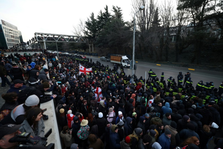 Des manifestants tentent de bloquer l'accès à une bretelle d'autoroute lors d'un rassemblement contre le gouvernement, le 2 février 2025 à Tbilissi  ( AFP / Giorgi ARJEVANIDZE )