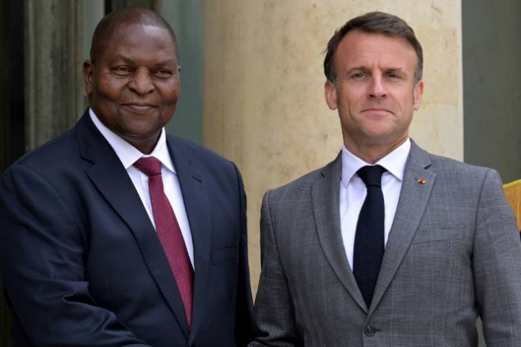 Le président Emmanuel Macron (d) reçoit son homologue centrafricain Faustin-Archange Touadéra à l'Elysée, le 17 avril 2024 à Paris ( AFP / Bertrand GUAY )