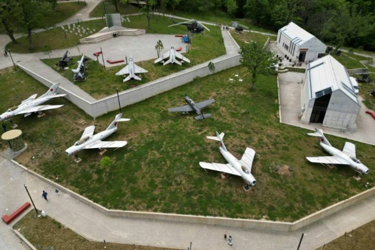 Des avions militaires russes et chinois parqués dans la cour du musée de l'armée albanaise à Bërzhitë, près de la capitale Tirana, le 20 avril 2024 ( AFP / Adnan Beci )
