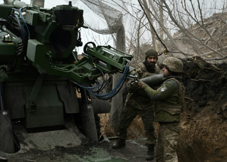 Des artilleurs de la 155e brigade mécanisée distincte des forces armées ukrainiennes se préparent à tirer un obusier automoteur César de fabrication française vers des positions russes dans un lieu non divulgué de la région de Donetsk, le 6 janvier 2025 ( AFP / Genya SAVILOV )