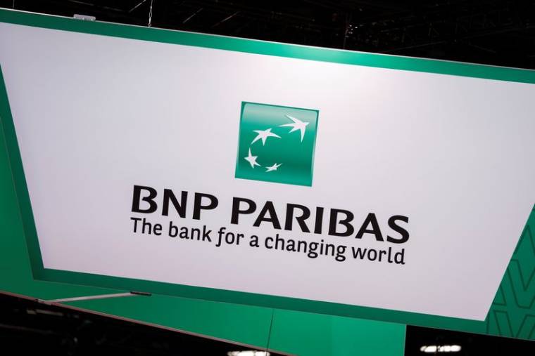 Le logo BNP Paribas son espace d'exposition lors de la conférence Viva Technology à Paris