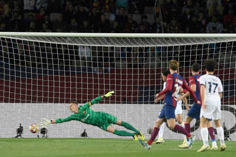 Le gardien de Barcelone Marc-Andre ter Stegen ne peut rien sur le tir de Vitinha, qui marque le deuxième but du Paris SG mardi à Barcelone en quart de finale de la Ligue des champions. ( AFP / Josep LAGO )