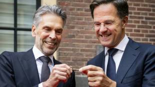 Mark Rutte (d) et son successeur Dick Schoof à la tête du gouvernement des Pays-Bas, lors de la cérémonie de passation à La Haye, le 2 juillet 2024 ( ANP / Remko de Waal )