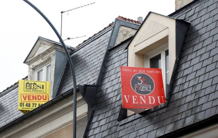 Photo des panneaux d'agence immobilière indiquant visibles sur des immeubles résidentiels à Fontenay-sous-Bois, en France