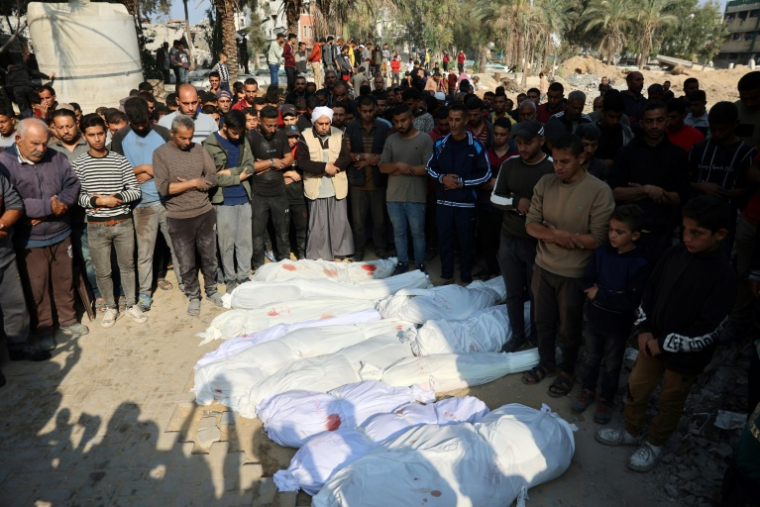 Des Palestiniens récitent la prière des morts devant les corps des victimes tuées lors des frappes israéliennes à Jabalia, dans le nord de la bande de Gaza, le 10 novembre 2024 ( AFP / Omar AL-QATTAA )