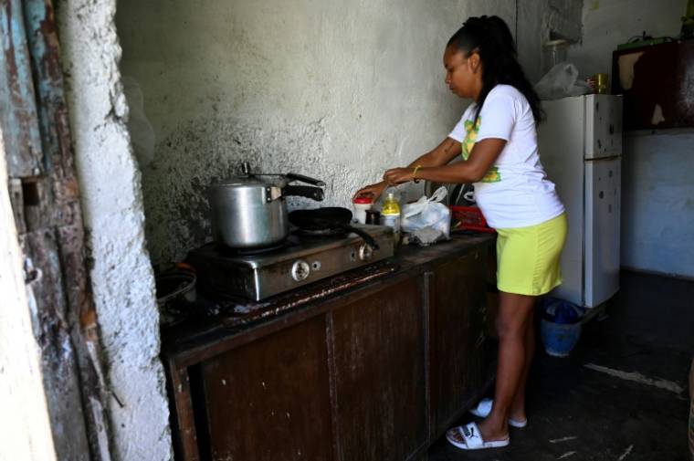 Diana Ruiz prépare un repas dans sa cuisine, le 27 mars 2024 à La Havane, à Cuba ( AFP / YAMIL LAGE )