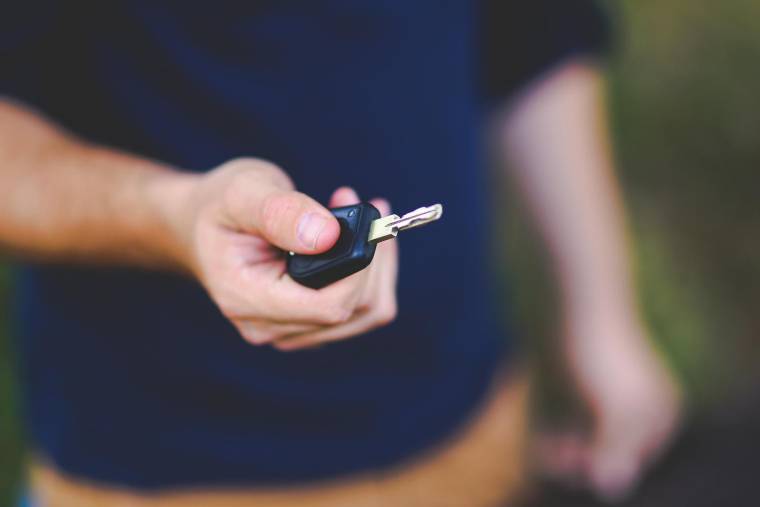 Les 18-25 ans sont déjà ceux qui paient le plus cher leur assurance auto. (Photo d'illustration) (Karolina Grabowska / Pixabay)