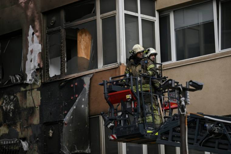 Des pompiers sur le site d'un incendie qui s'est déclaré au sous-sol d'un immeuble résidentiel à Istanbul, le 2 avril 2024 en Turquie ( AFP / OZAN KOSE )