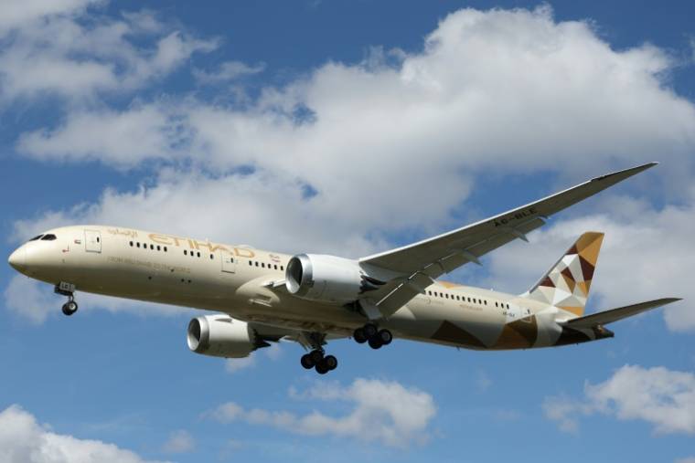 Un Boeing 787 "Dreamliner" d'Emirates atterrit à l'aéroport d'Heathrow à Londres le 29 avril 2024 ( AFP / Adrian DENNIS )