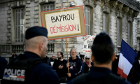 Des personnes manifestent le 15 février 2025 devant la mairie de Pau avant une rencontre entre François Bayrou et le collectif des victimes du collège-lycée Notre-Dame-de-Bétharram ( AFP / PHILIPPE LOPEZ )