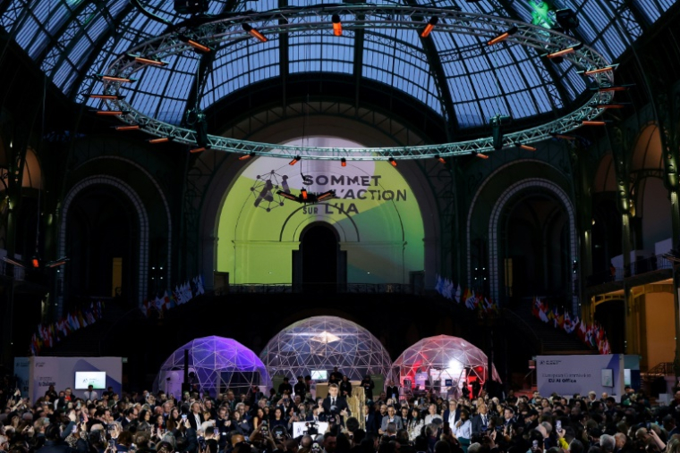 Le président Emmanuel Macron prononce un discours à l'issue de la première journée du Sommet Action AI au Grand Palais à Paris, le 10 février 2025 ( AFP / Ludovic MARIN )