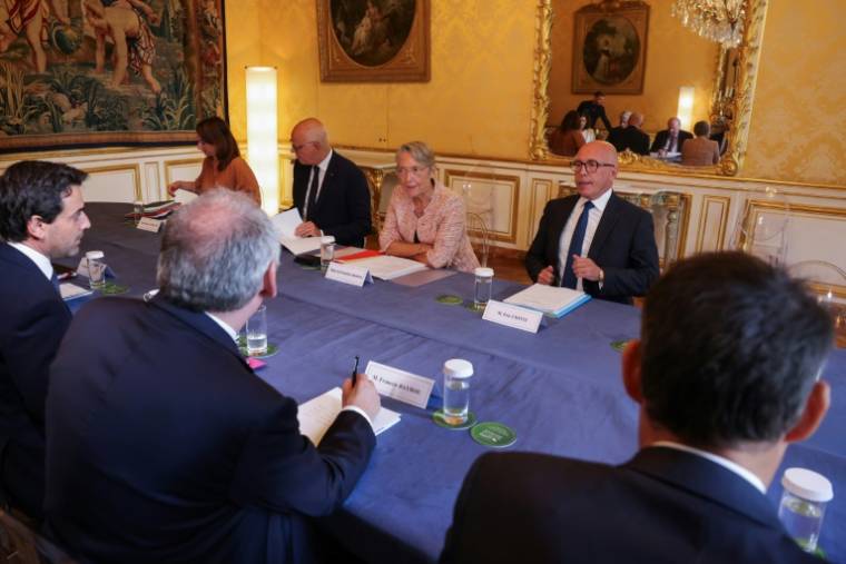 La Première ministre Elisabeth Borne, Eric Ciotti (d), président de LR, et Edouard Philippe (g), fondateur de Horizons, le 18 septembre 2023 à l'hôtel de Matignon à Paris ( AFP / Thomas SAMSON )