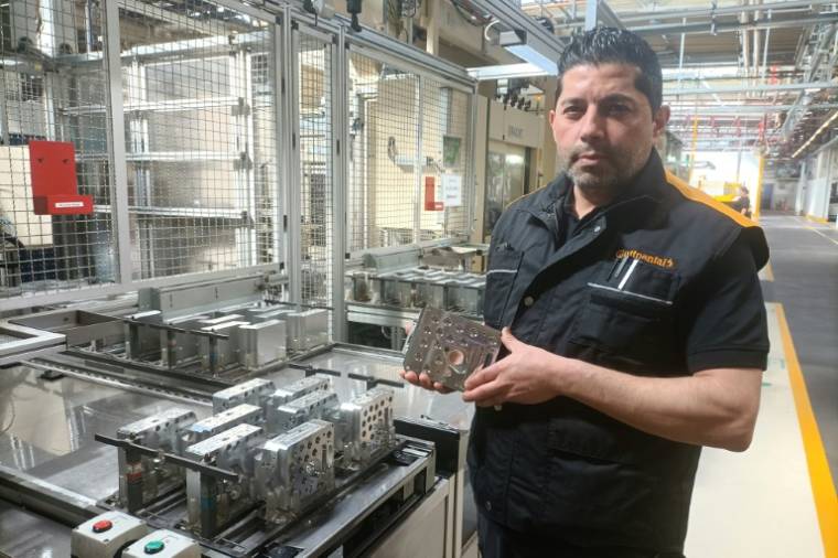 Emrullah Karaca, un mécanicien employé par l'équipementier automobile Continental à Gifhorn, dans le nord de l'Allemagne, le 23 avril 2024 ( AFP / Léa PERNELLE )