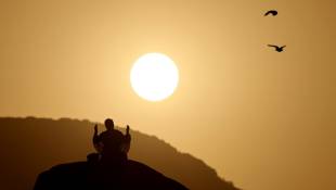 Un pèlerin musulman prie à l'aube au Mont Arafat, près de La Mecque, en Arabie saoudite, le 15 juin 2024 ( AFP / FADEL SENNA )