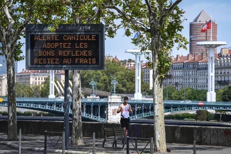 Un panneau met en garde contre une alerte canicule le 18 août 2023 à Lyon ( AFP / OLIVIER CHASSIGNOLE )