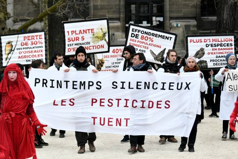 Des militants lors d'une manifestation pour réduire les pesticides et contre l'érosion de la biodiversité au Jardin des Plantes à Paris, le 4 mars 2023.  ( AFP / STEPHANE DE SAKUTIN )