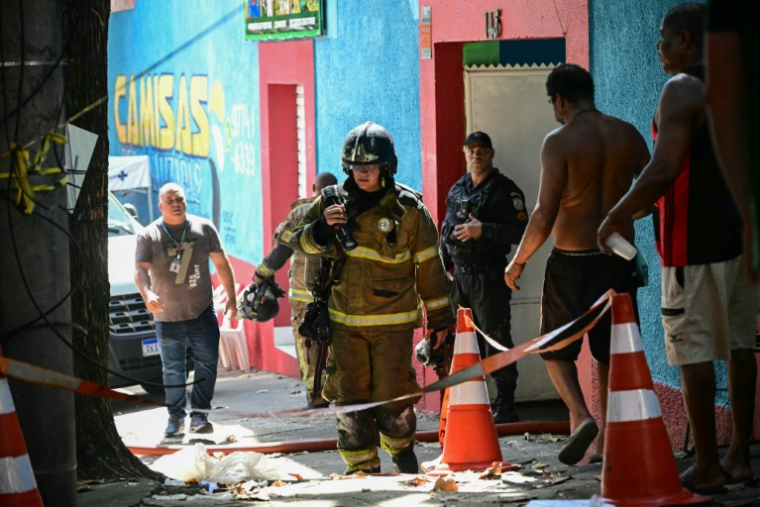 Des pompiers sur les lieux d'un incendie qui s'est déclaré dans une fabrique de costumes de carnaval à Rio de Janeiro, le 12 février 2025 au Brésil ( AFP / Mauro PIMENTEL )