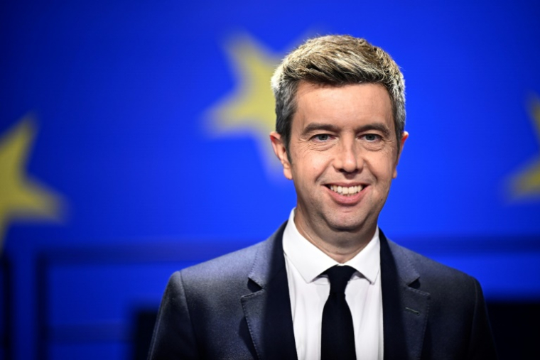 Le journaliste Maxime Switek avant un débat avec les candidats aux prochaines élections européennes, organisé par la chaîne de télévision BFMTV à Paris, le 27 mai 2024 ( AFP / JULIEN DE ROSA )