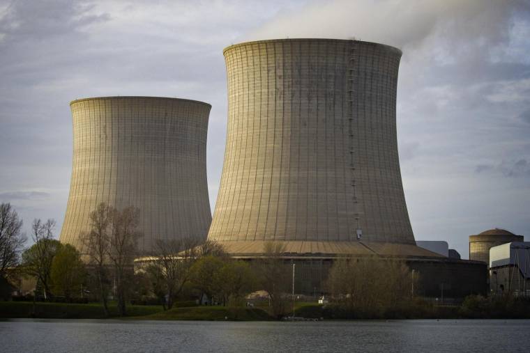 La centrale nucléaire de Saint-Laurent-des-Eaux, sur les rives de la Loire (illustration) ( AFP / GUILLAUME SOUVANT )